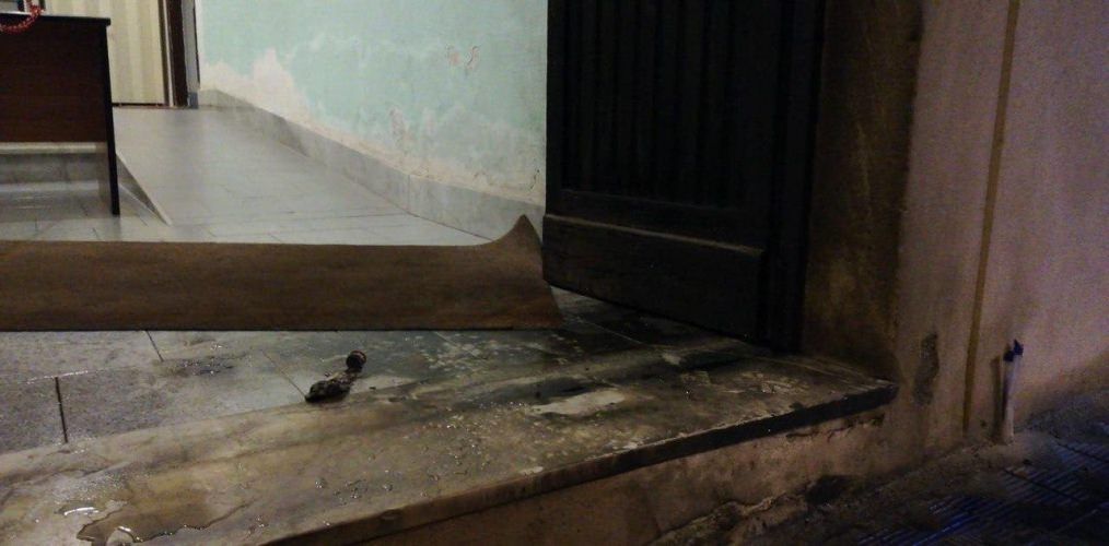 Reggio, bottiglia incendiaria contro il “Centro servizi sociali”