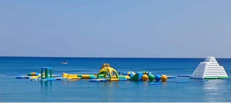 A Squillace Lido squarciati i gonfiabili del “Blue Park” – VIDEO