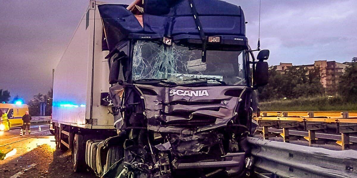 Scontro tra due autocarri sull’autostrada, un ferito