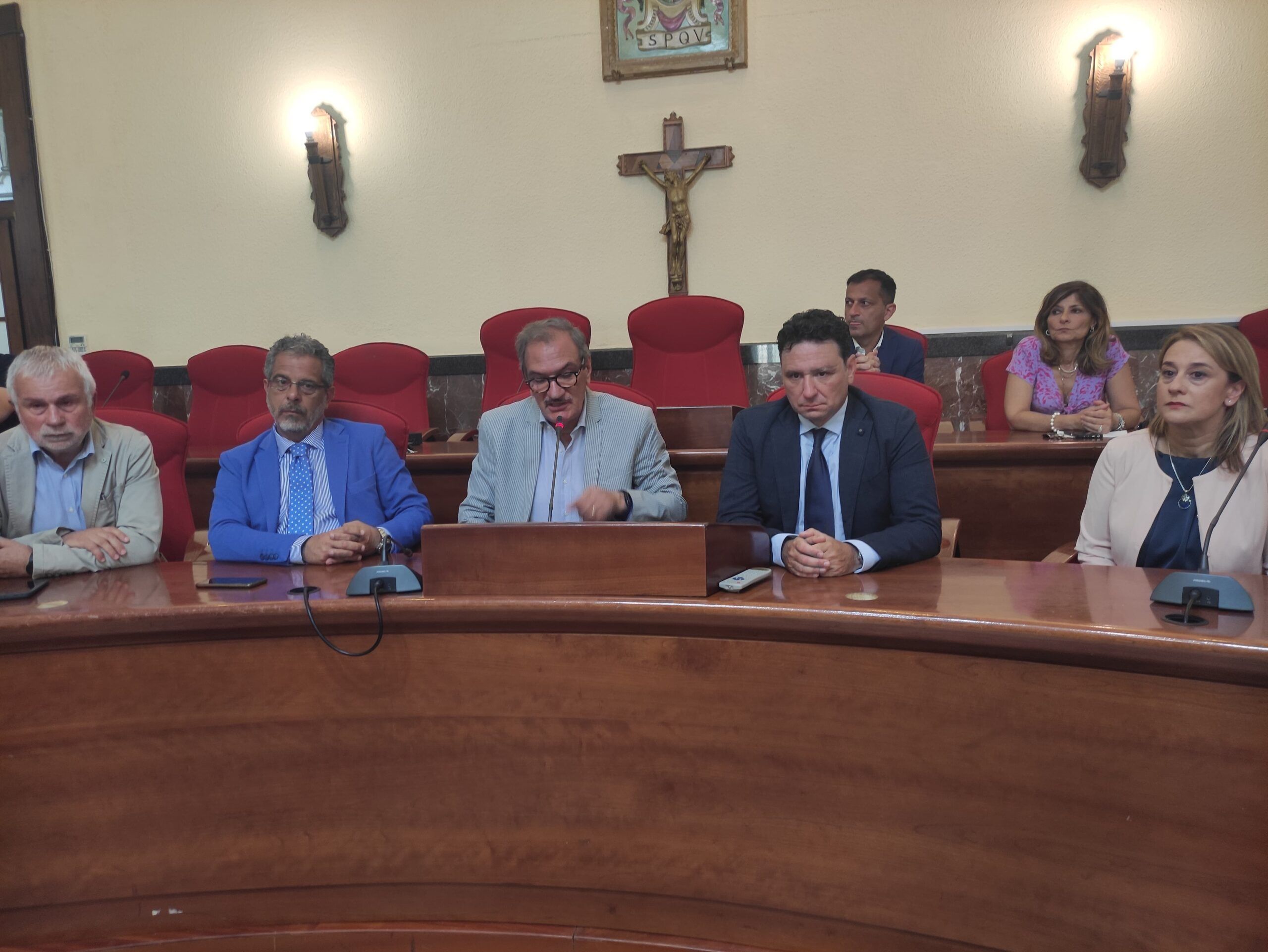 Vibo, Romeo presenta la Giunta: «Basta burocrati, alla città servono assessori operai» – FOTO e VIDEO