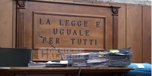 Crotone, presunti favori e corruzione in una scuola: patteggiano la preside e il genero