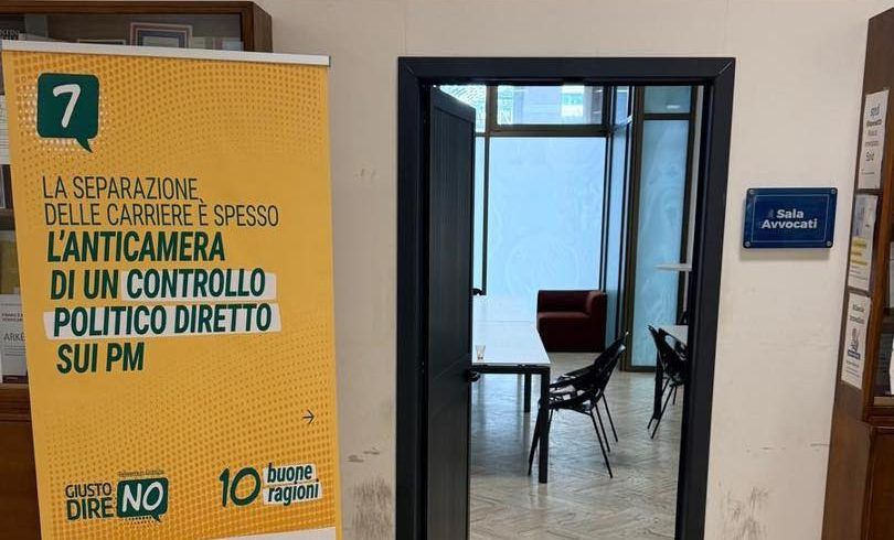 Pannelli dell’Anm dentro il tribunale di Reggio, le proteste: «È teppismo elettorale»