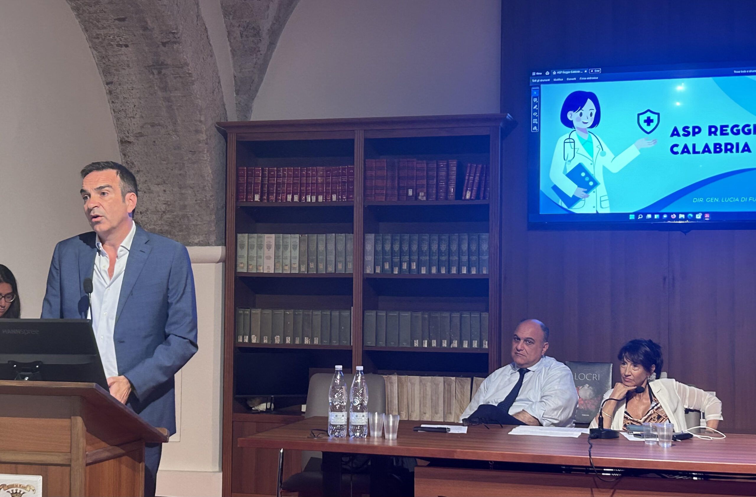 Occhiuto a Locri per un confronto su sanità e ospedale. I sindaci gli consegnano un documento