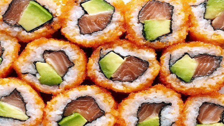 Mezza tonnellata di pesce per sushi infestata da insetti: scatta il sequestro
