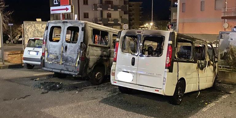 Corigliano Rossano, a fuoco due furgoni per il trasporti di operai dell’ospedale della Sibaritide