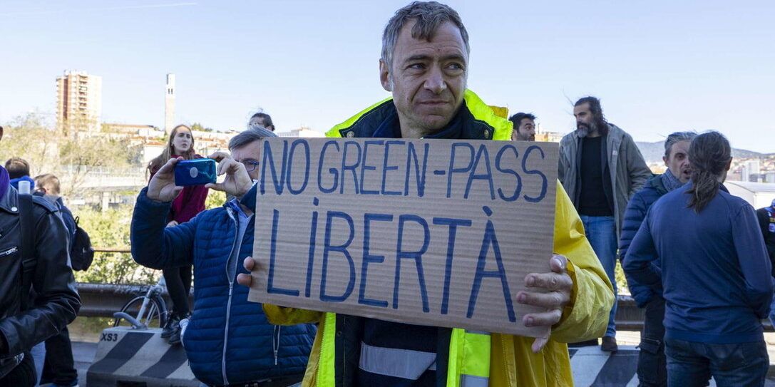 Green pass, portuali di Trieste al lavoro ma sono «pronti a bloccare l’Italia»