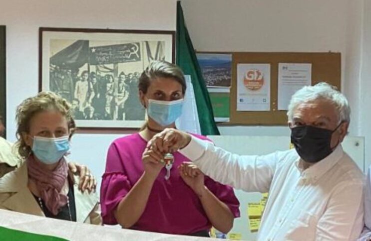 Il momento della consegna delle chiavi della sede del Partito democratico di Lamezia Terme 