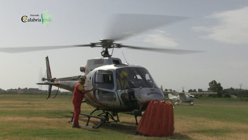 Uno degli elicotteri della flotta aerea di Calabria Verde