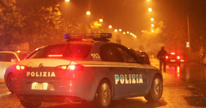 Volante della Polizia di notte, foto di repertorio pubblicata dal Corriere della Calabria