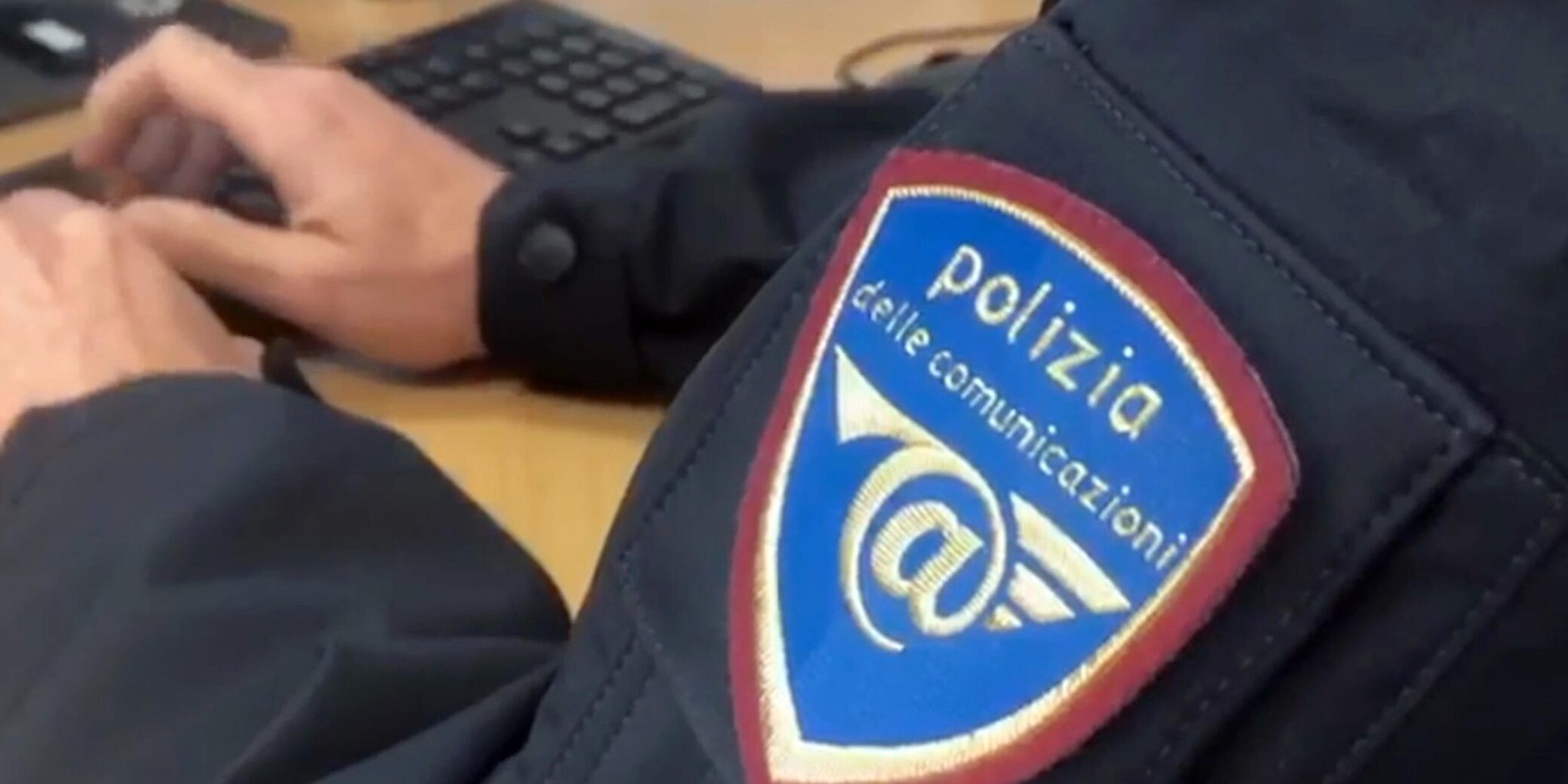 Distintivo della Polizia delle Comunicazioni nella fotografia di repertorio pubblicata dalla fonte