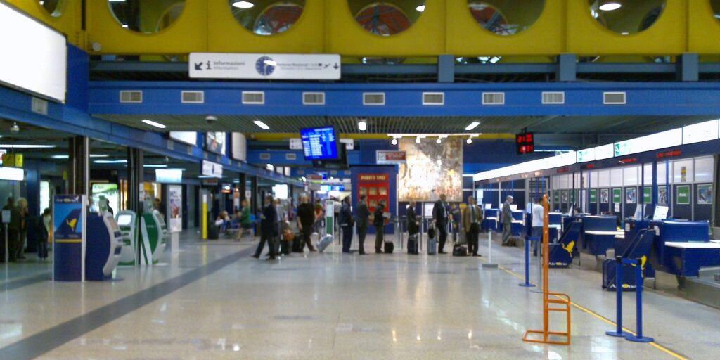 Interni dell’aeroporto internazionale di Lamezia Terme