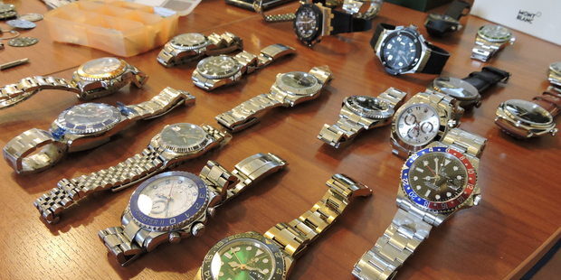 Cosenza, vendeva orologi falsi tramite i social network: rischia 6 anni di  carcere