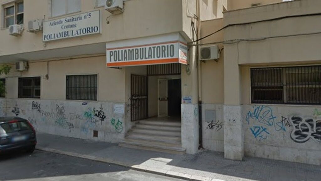 Ingresso di un poliambulatorio di Crotone nella fotografia di archivio della fonte
