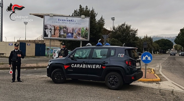 Carabinieri e vettura nella fotografia di repertorio pubblicata dalla fonte