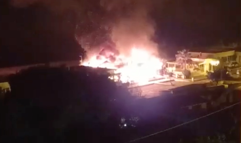 Scalea, lido balneare divorato dalle fiamme sul lungomare