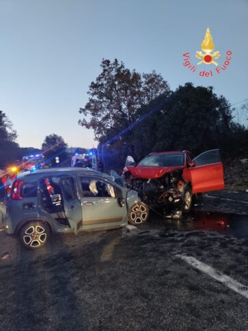 Lo scontro tra due auto si è verificato in prossimità 