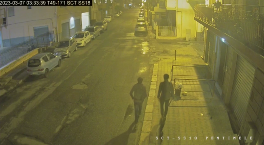 Uomo soffocato in casa a Reggio, i due killer incastrati dalle telecamere