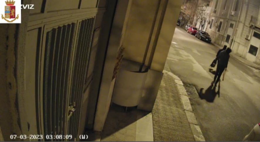 Uomo soffocato in casa a Reggio, i due killer incastrati dalle telecamere – VIDEO