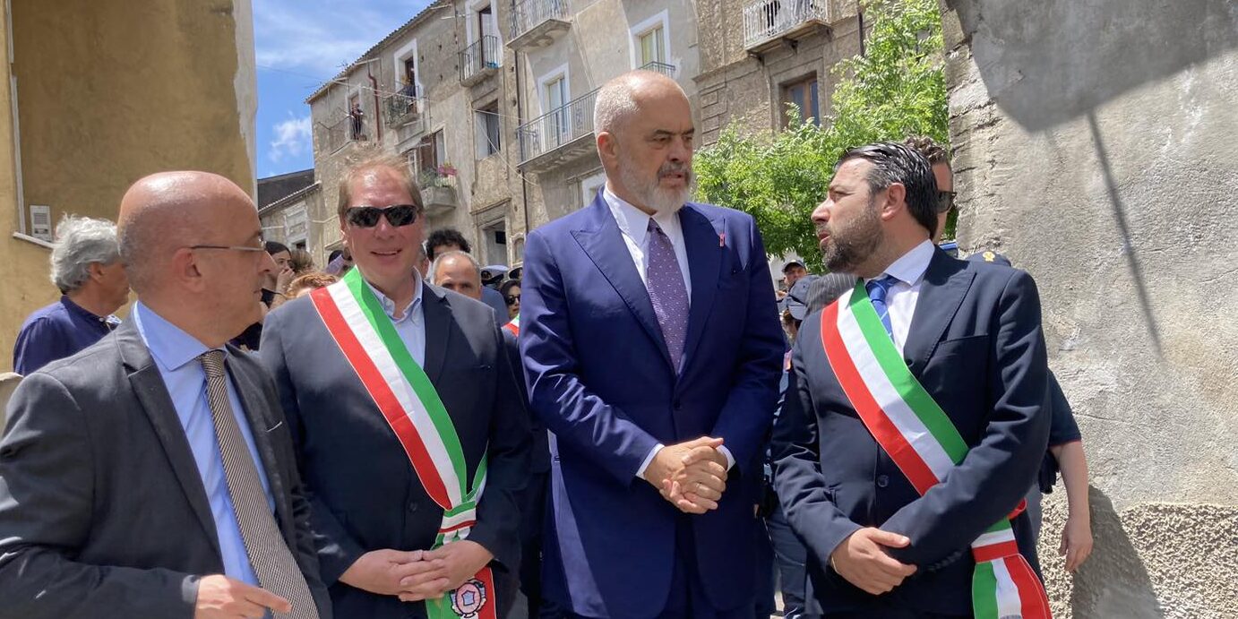 Gli Uni Con Gli Altri Edi Rama alla comunità arbëreshë di Lungro: «Aiutiamoci gli uni con gli