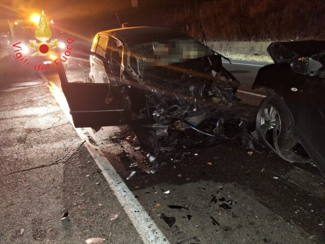 Spaventoso scontro tra due auto nei pressi del bivio di Cutro. Vittima il conducente di una Lancia Musa, ferite anche la moglie e la figlia