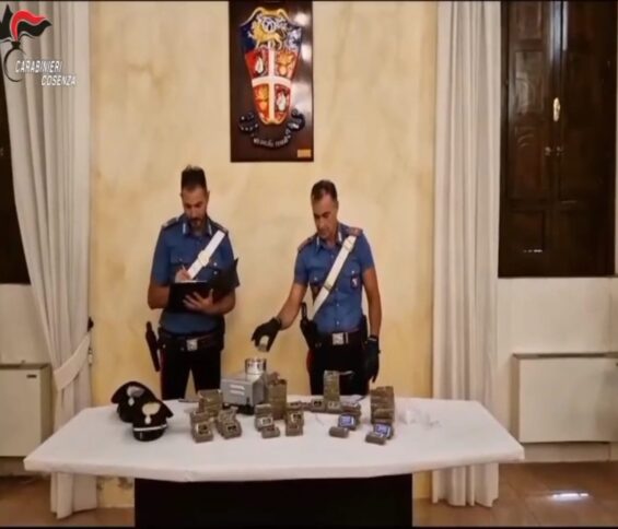 Castrovillari, beccati sullo scooter con quattro chili di hashish nella busta della spesa