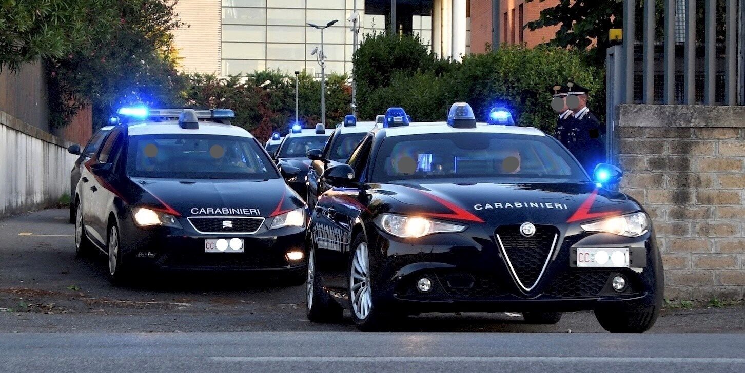 Vetture dei Carabinieri nella fotografia di repertorio pubblicata dal Corriere della Calabria