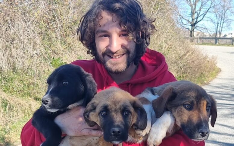 Giandomenico-Oliverio-con-alcuni-cuccioli