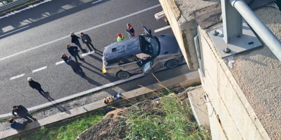 Incidente sull'A2, sbarda l'auto con a bordo il presidente Occhiuto