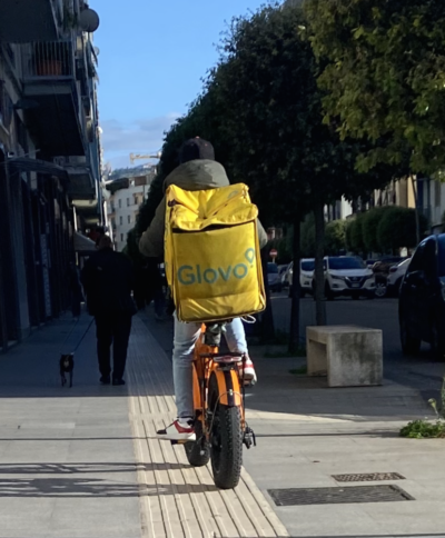 Un rider nel centro di Cosenza (nella foto di copertina una consegna notturna su via Popilia)