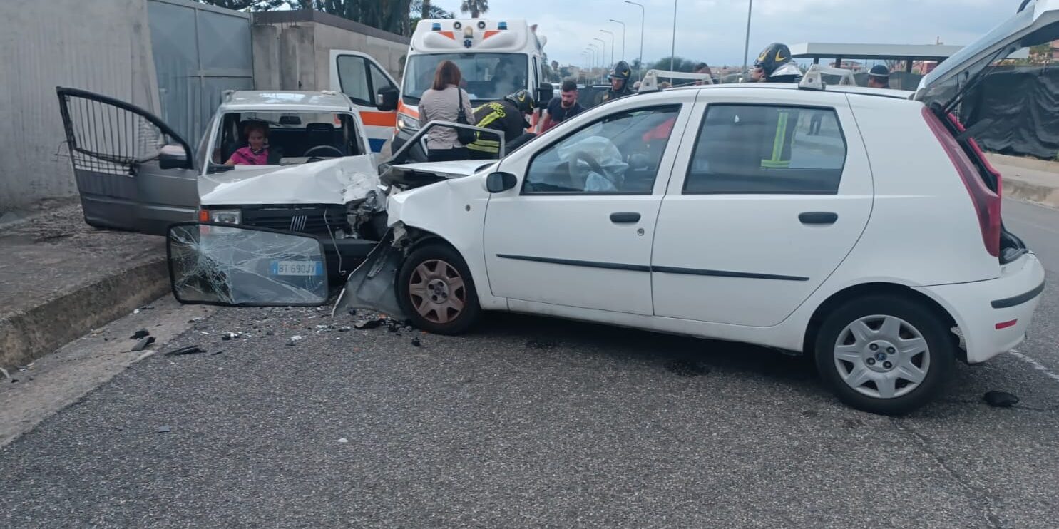 Incidente stradale sulla Ss 106 Siderno-Locri, due feriti