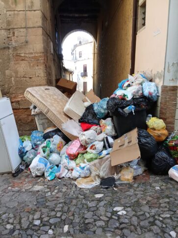 rifiuti via Padolisi 15_01_2025