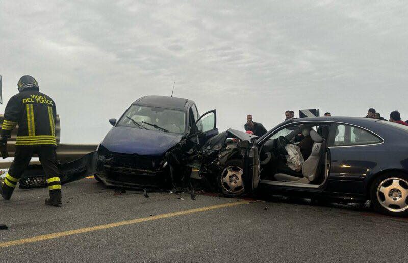 Scontro frontale tra due auto sulla statale 106 nel Reggino: ferite ...