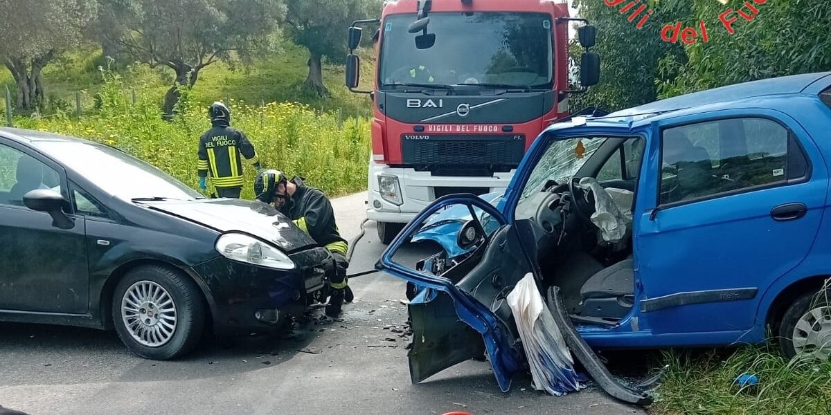 Scontro tra due auto a Carfizzi, due feriti gravi