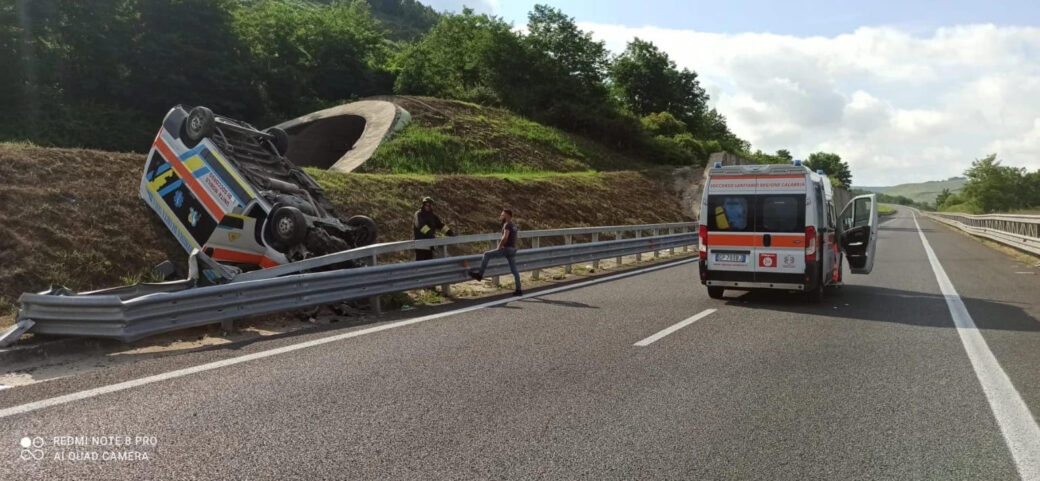 Ambulanza si ribalta sulla A2 nel Vibonese: tre feriti