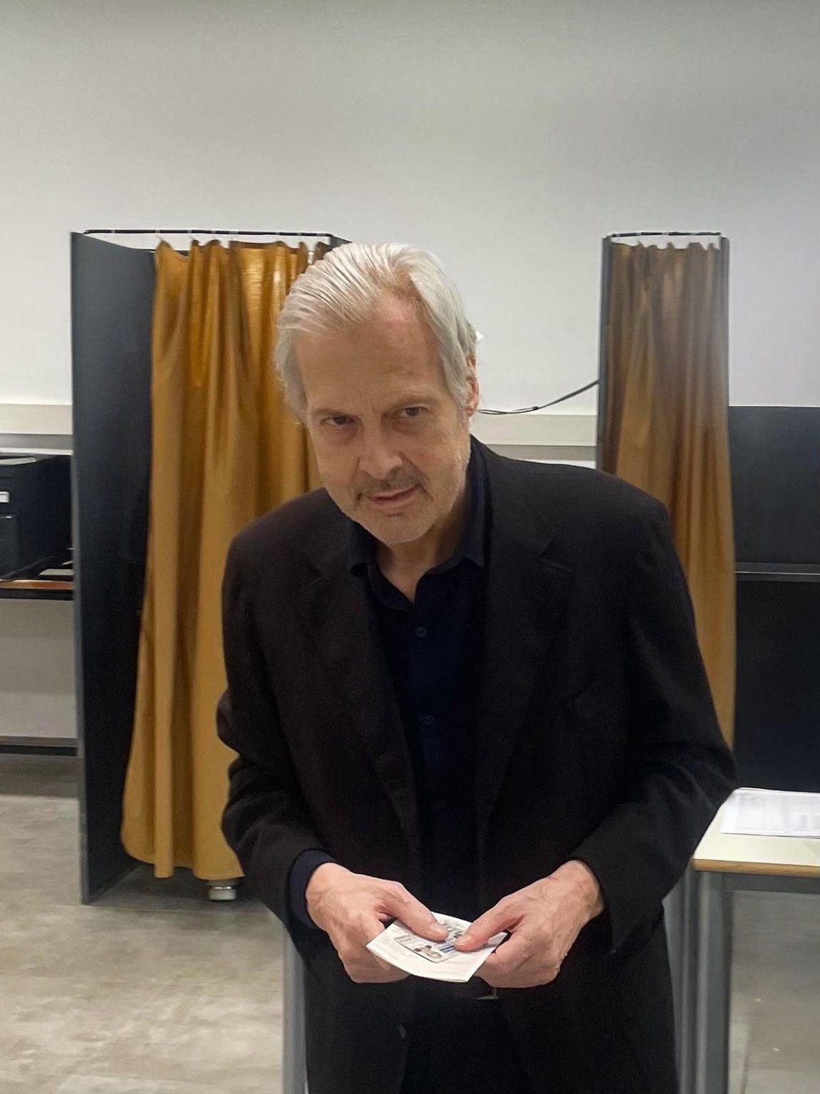 Vittorio Sgarbi riappare in pubblico per votare dopo il ricovero in ...