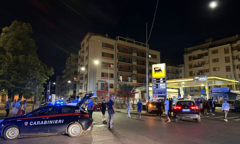 Scontro tra due auto nella notte a Cosenza, due feriti trasportati in ...