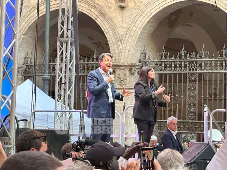 L’abbraccio a Sigfrido Ranucci: a Roma in piazza in difesa della ...