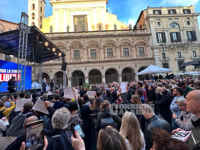 L’abbraccio a Sigfrido Ranucci: a Roma in piazza in difesa della ...
