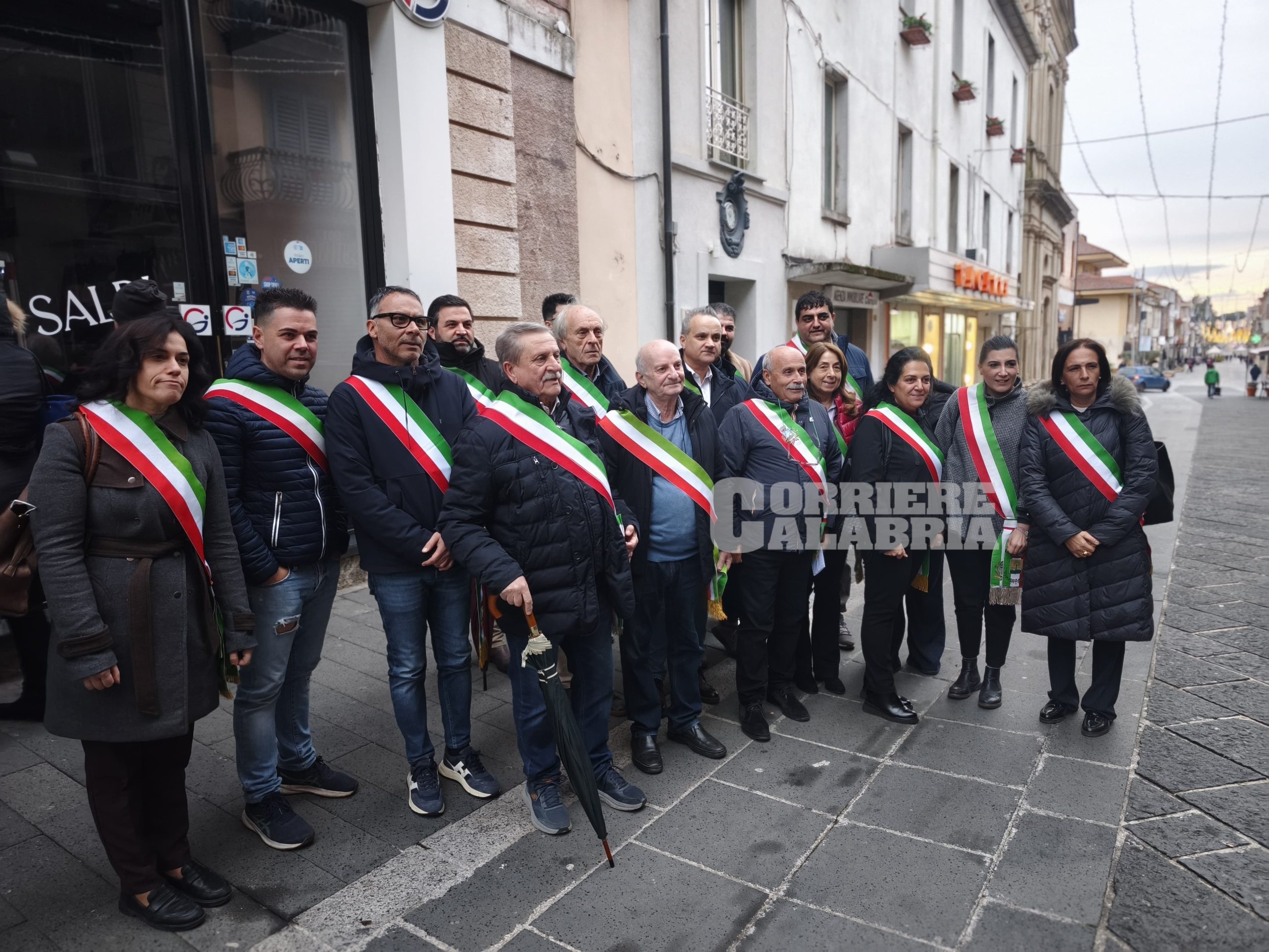 Sanità vibonese in crisi, la protesta dei cittadini: in centinaia di fronte la Prefettura