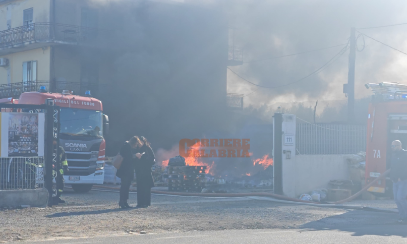 Fiamme in un'attività commerciale a Lamezia Terme: evacuato l'edificio - FOTO
