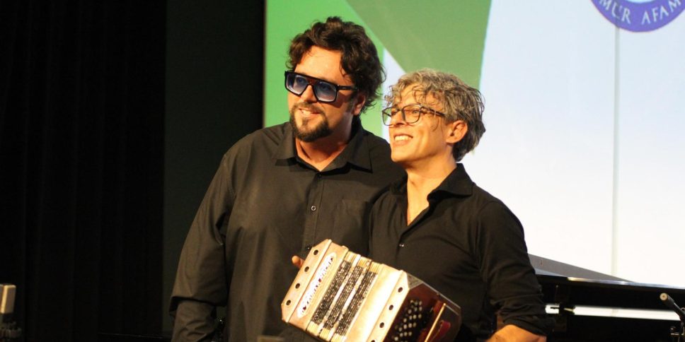 FIlippo Arlia e Cesare Chiacchiaretta con il bandoneon personale di Astor Piazzolla