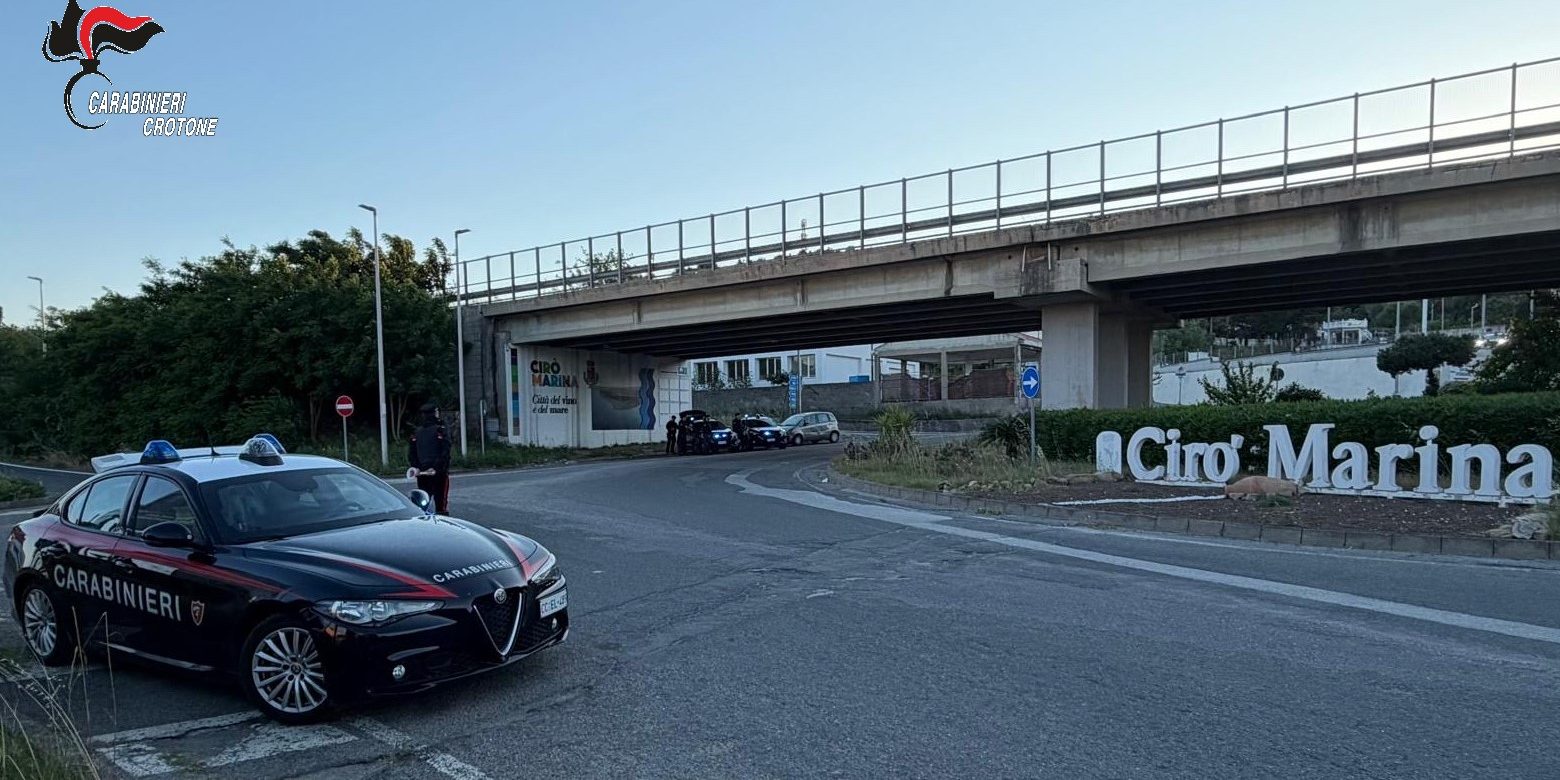 Pattuglia a Cirò Marina nella fotografia di repertorio del Corriere della Calabria