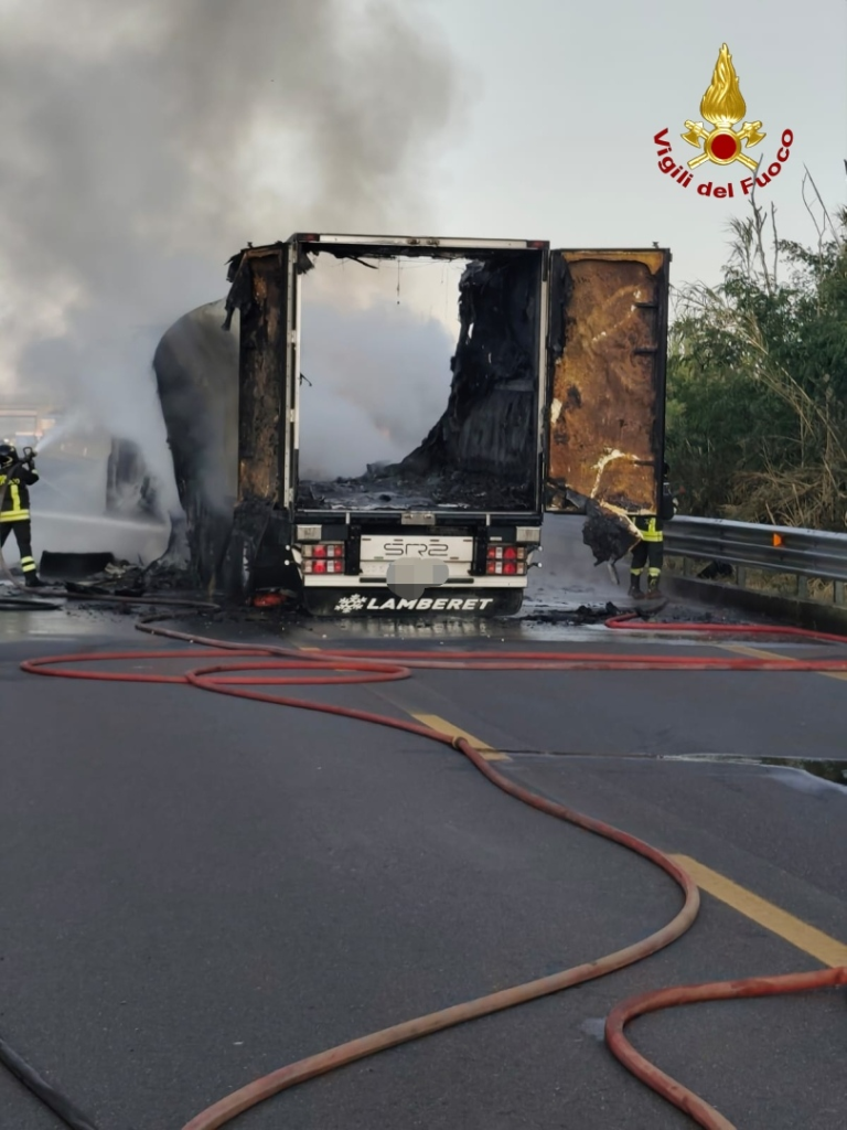 Lamezia Terme, camion in fiamme sulla Strada Statale 280 “Dei Due Mari ...