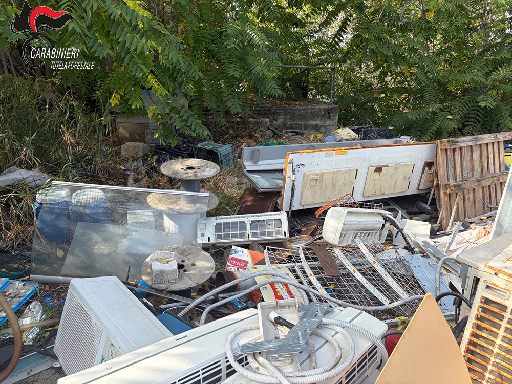 Rifiuti ed elettrodomestici nel terreno nella foto pubblicata dalla fonte